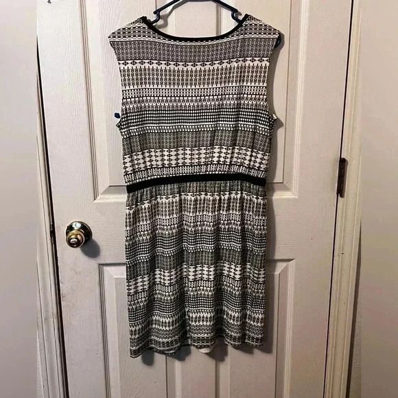 Ann Taylor Loft Dress Women’s Size M Black Stripe Geometric Tribal Print EUC - Picture 3 of 6